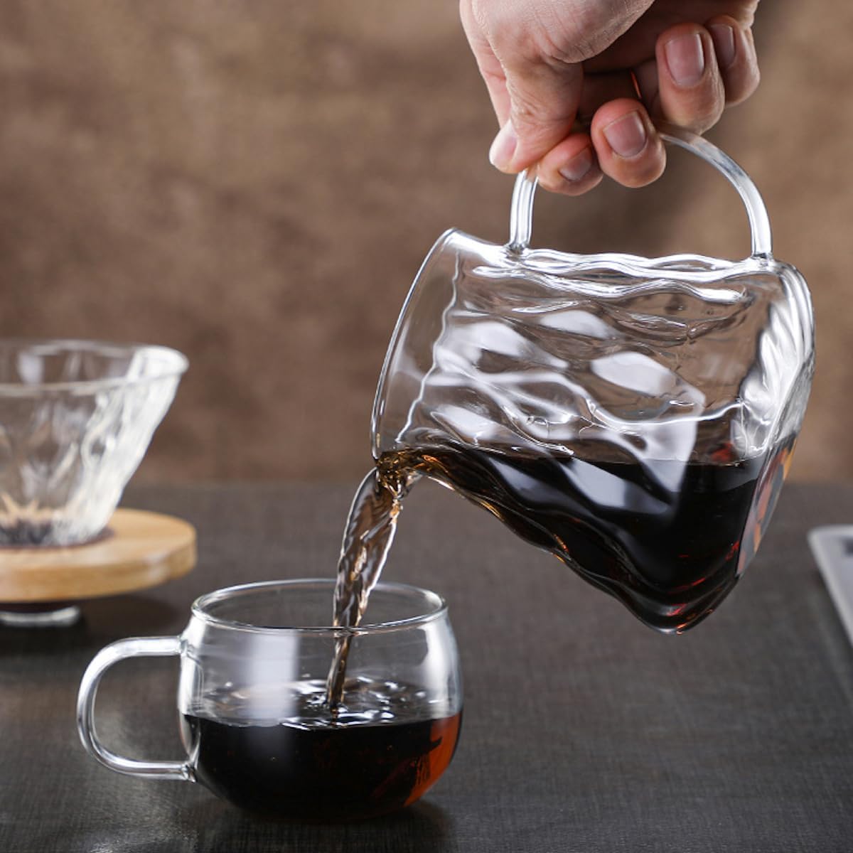 MIYUNO コーヒードリッパー,コーヒーサーバー コーヒードリッパー ハンドドリップセット コーヒーサーバー 割れない 高ホウ素シリカガラス材料 耐熱ガラス 直火対応 耐寒性 クルミ材 ドリッパー 電子レンジ·食洗機対応 コーヒー用品 使いやすい 洗いやすい 多用途 家用 喫茶店 1~4杯用 500ml グレー