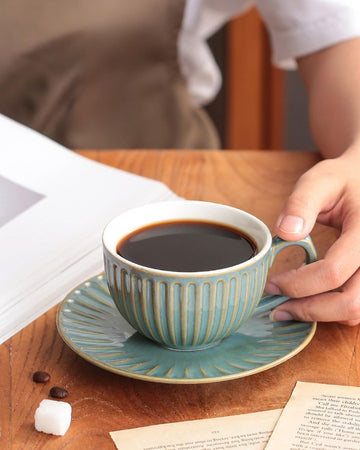 コーヒーカップ 陶器 ソーサー セット セラミック カップアンドソーサー 大容量 ティーカップ 電子レンジ 食洗機対応 コーヒー 珈琲 お茶 ティー 高級 レトロ おしゃれ ソーサー付き 自宅用 カフェ食器 喫茶店 業務用 結婚祝い ギフト 300ml キャラメル色 KFB01N